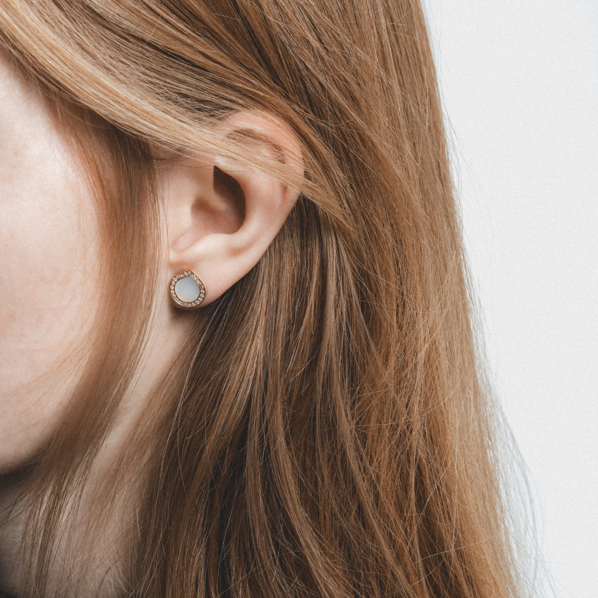 Antifer Mother of Pearl stud earring - Image 2