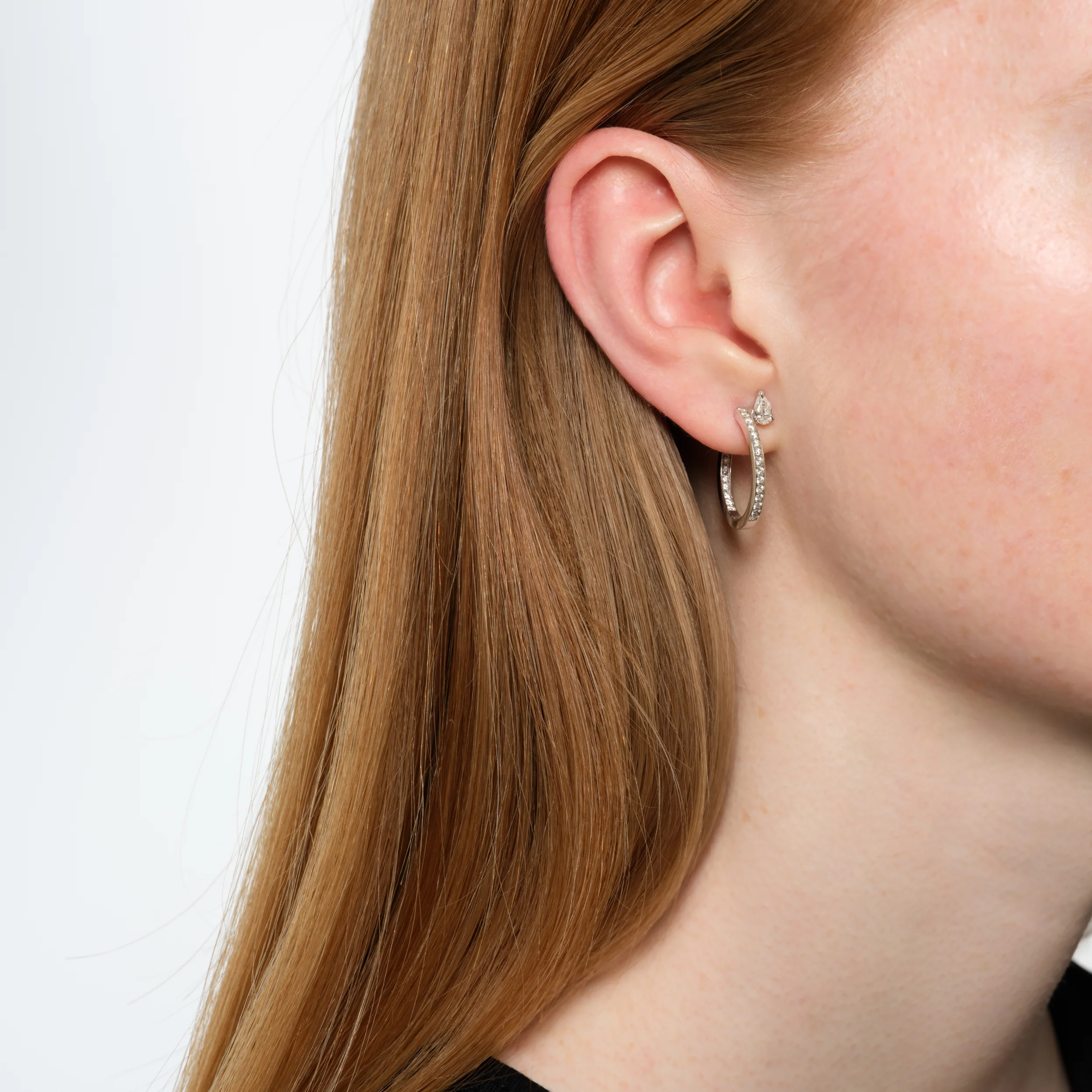 Serti sur Vide hoop earring set with 1 diamond - Image 2